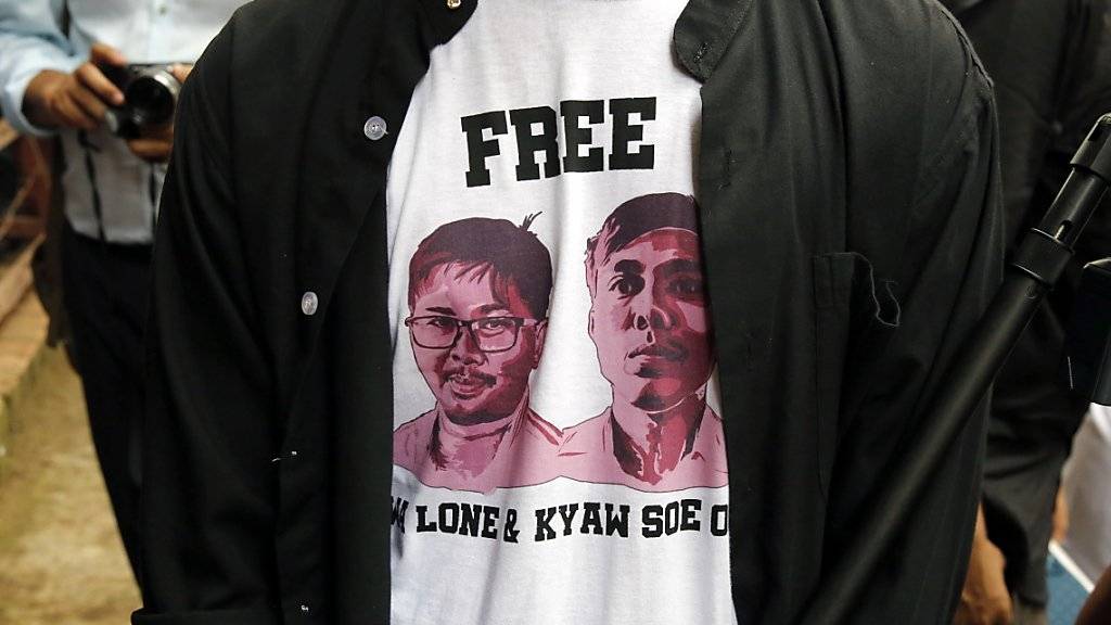 Ein Journalist beim Gericht in Rangun trägt ein T-Shirt mit Bildern der beiden verurteilten Kollegen.