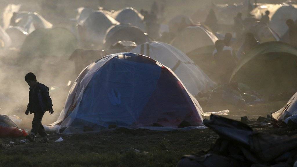 Erdogan droht, wieder Flüchtlinge von der Türkei in die EU zu lassen. Im Bild: Zelte im wilden Flüchtlingslager von Idomeni nahe der griechisch-mazedonischen Grenze, das im Mai geräumt wurde. (Archiv)