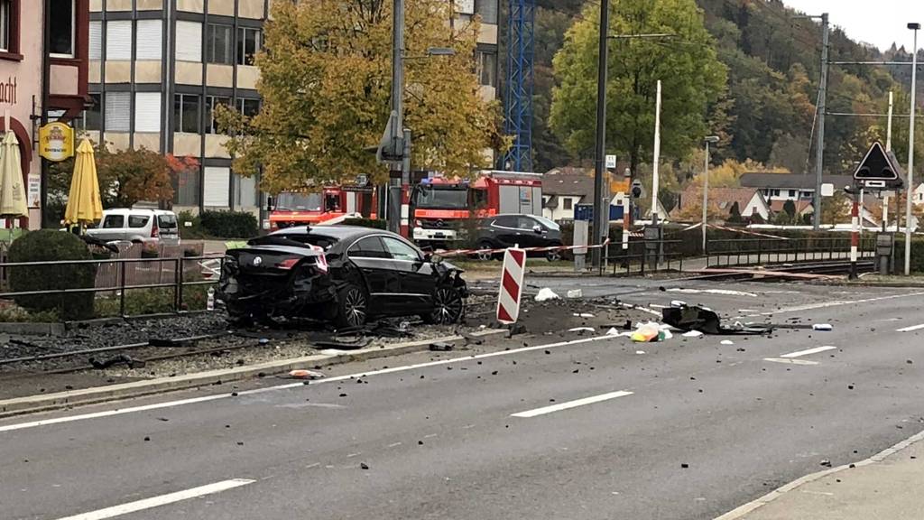 Auto bei Unfall auf Bahn-Geleise der WSB geschleudert 