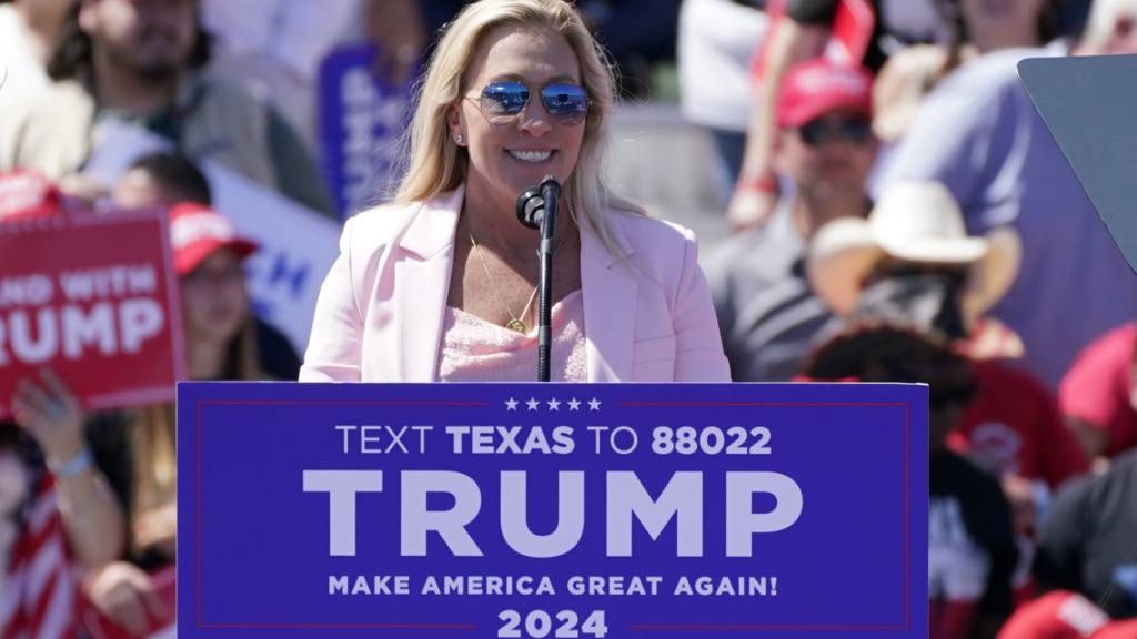 ARCHIV - Die republikanische Kongressabgeordnete Marjorie Taylor Greene bei einer Wahlkampfveranstaltung für Ex-Präsident Donald Trump. Foto: Nathan Howard/AP/dpa