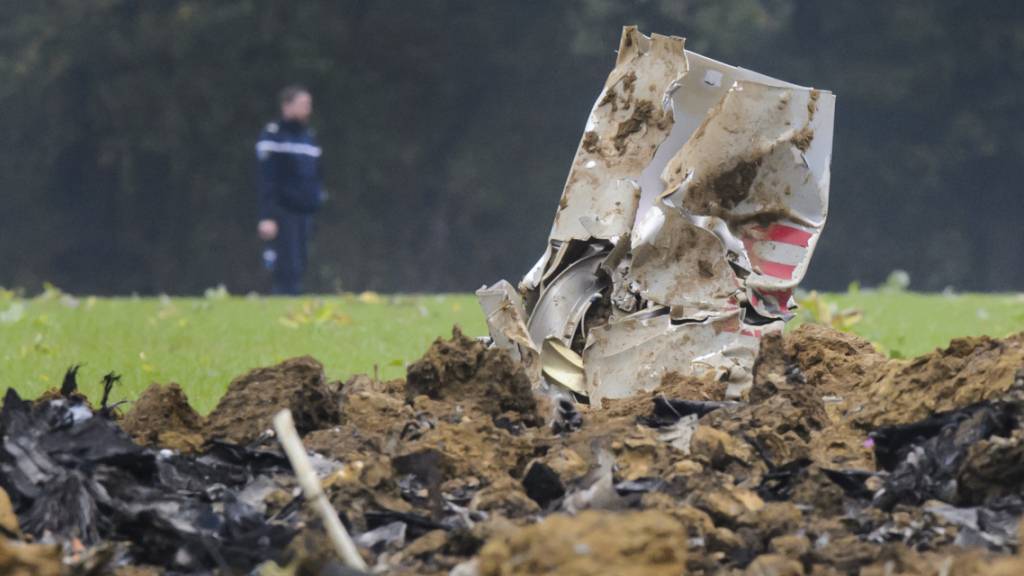 Der Pilot dieses 2015 während eines Trainingsflugs abgestürzten F/A-18-Kampfjets muss sich vor dem Militärgericht in Aarau verantworten. Der Pilot rettete sich mit dem Schleudersitz. (Archivbild)