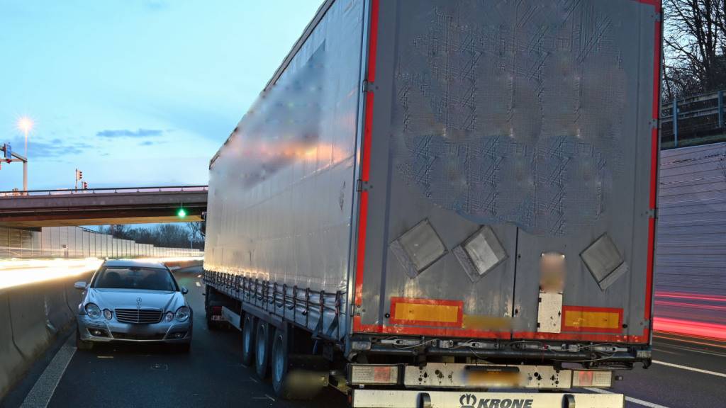 Sattelmotorfahrzeug und Auto kollidieren auf der A2 in Luzern