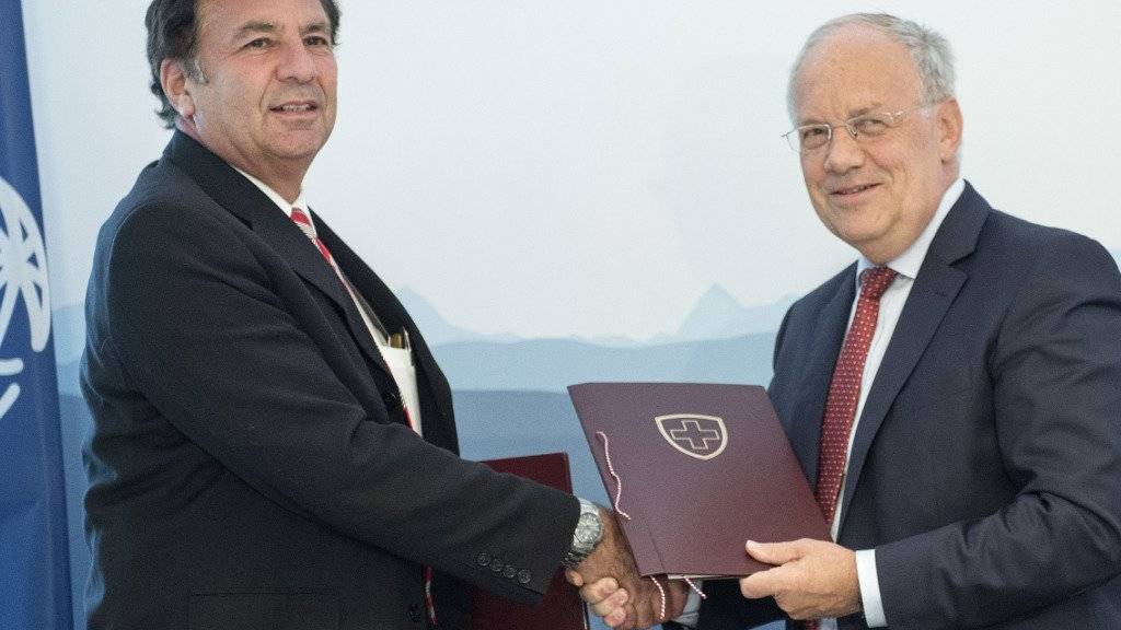 Bundesrat Johann Schneider-Ammann (r.) und Charles Feinstein von der Weltbank unterzeichnen ein Abkommen zum Rohstoff-Programm.