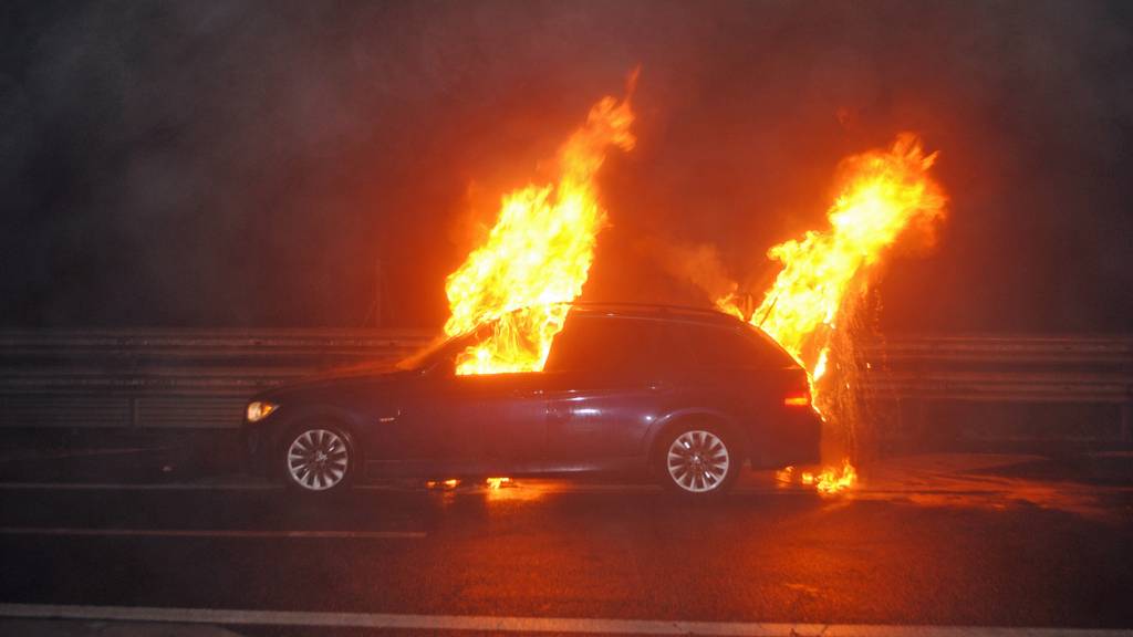 Auto fängt aus ungeklärten Gründen Feuer