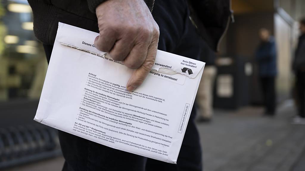 Stimmberechtigter auf dem Weg zum Wahllokal. Die Verluste und Gewinne im Nationalrat für den Nationalrat waren grösser als in einigen Umfragen vorausgesagt. (Themenbild)