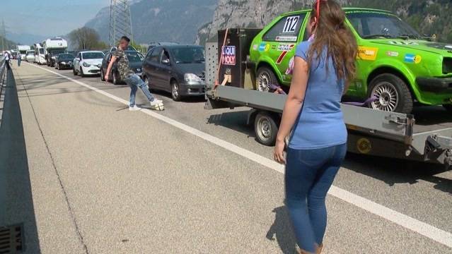 Rekordstau: Wartende spielen Fussball auf Autobahn