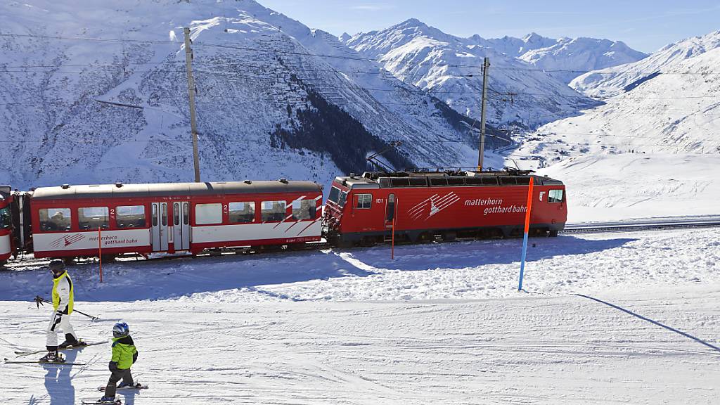 Schnee führte zu einer Fahrleitungsstörung und zum Unterbruch der Bahnstrecke über den Oberalppass. (Archivbild)