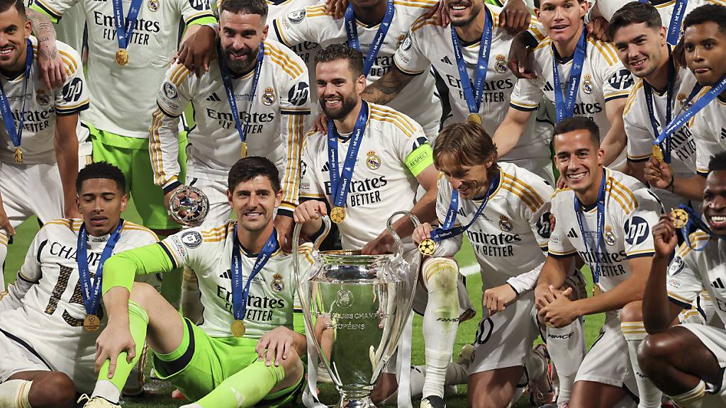 Ein gewohntes Bild: Die Spieler von Real Madrid posieren mit der Champions-League-Trophäe