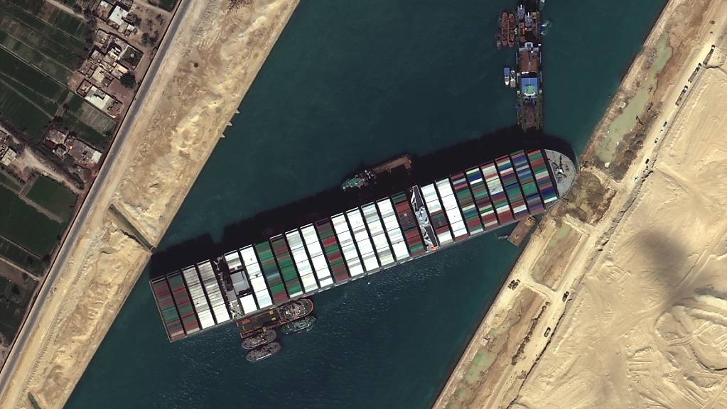 Der Eigner des im März im Suezkanal festgesteckten Containerschiffes «Ever Given» hat eine Einigung mit der ägyptischen Kanalbehörde über eine Entschädigungszahlung erzielt. (Archivbild)