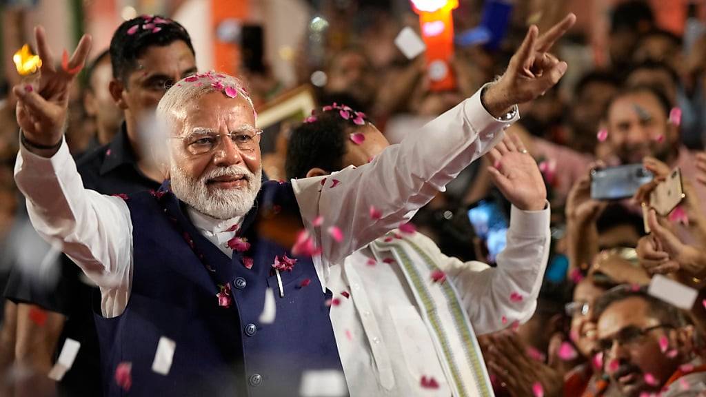 Der indische Premierminister Narendra Modi begrüßt seine Anhänger, nach der Bekanntgabe des Wahlergebnisses. Foto: Manish Swarup/AP/dpa
