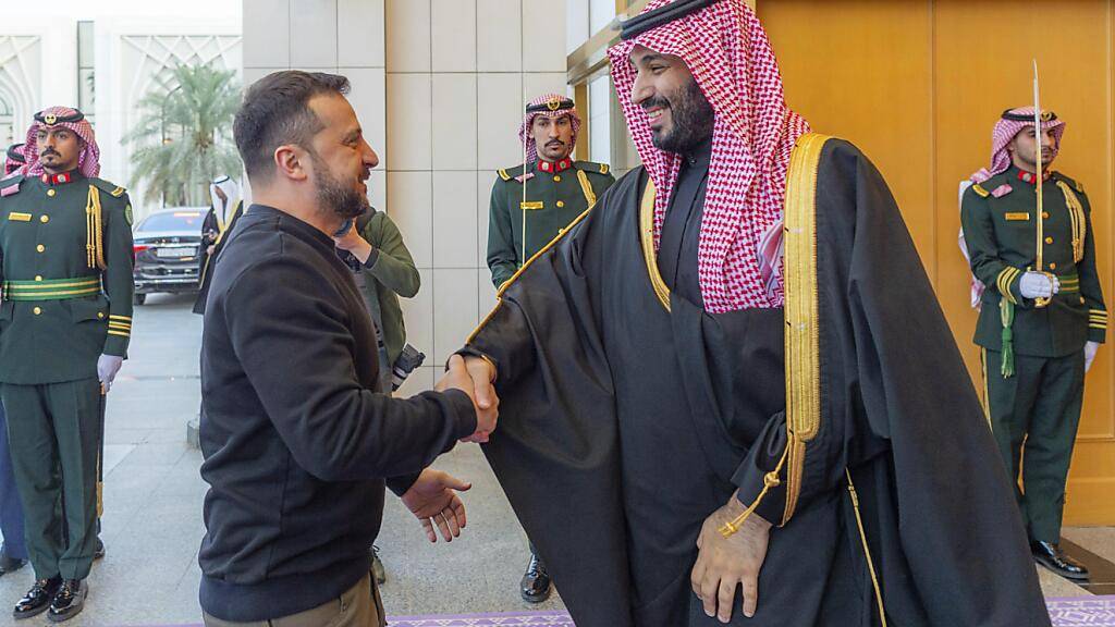 HANDOUT - Der ukrainische Präsident Wolodymyr Selenskyj (l) bei einem Treffen mit Mohammed bin Salman, dem saudischen Kronprinzen im Februar. Foto: Uncredited/Saudi Press Agency/dpa