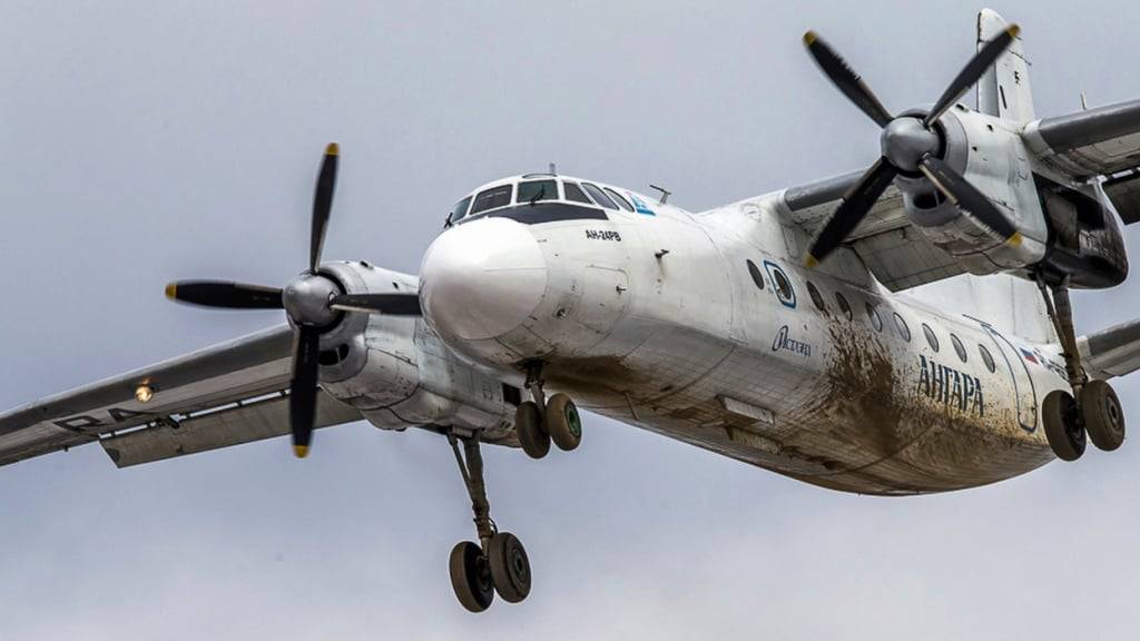 ARCHIV - Eine russische An-24-Passagiermaschine der in Sibirien ansässigen Angara Airlines, dieselbe Flugzeugmarke, die mit 49 Passagieren an Bord in der fernöstlichen Amur-Region des Landes abgestürzt ist, überfliegt einen Flughafen bei Irkutsk, Russland. Foto: Marina Lystseva/AP/dpa