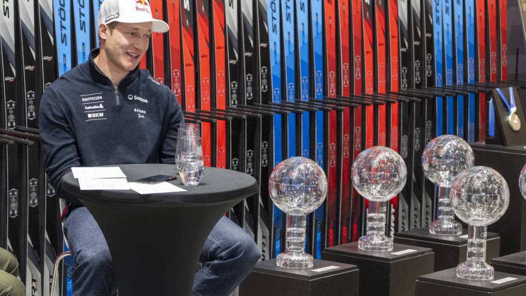 Marco Odermatt blickte an einer Pressekonferenz seines Ausrüsters Stöckli auf die Saison 2025/26 zurück