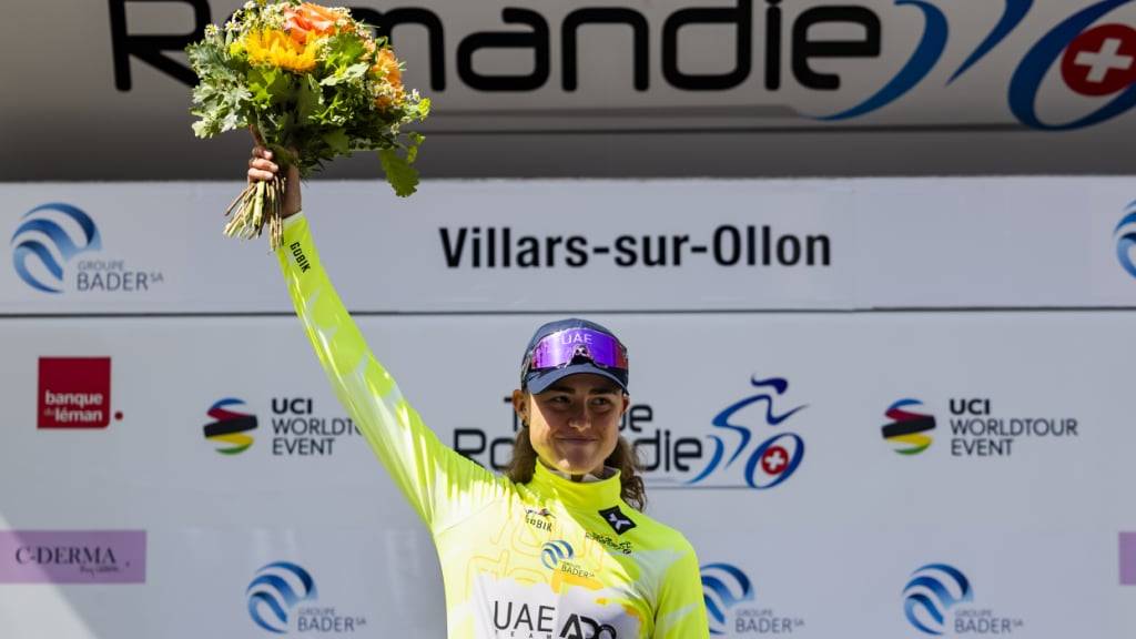 Die Spanierin Paula Blasi freut sich in Villars-sur-Ollon über ihren ersten Sieg auf World-Tour-Stufe und das gelbe Leadertrikot
