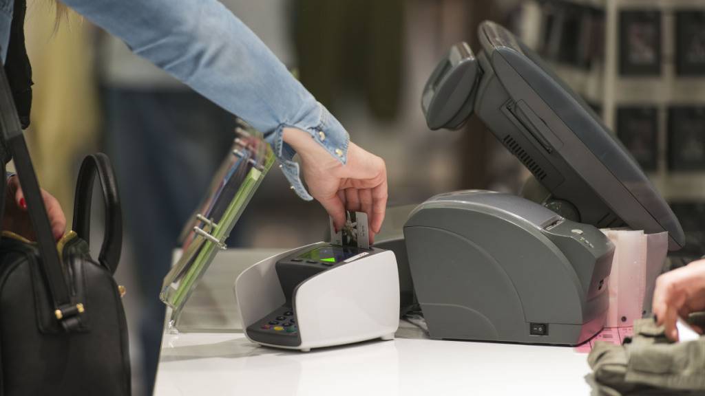 Das Bezahlen mit Kreditkarte soll künftig auch ohne direkte Netzverbindung des Terminals möglich sein. (Archivbild)