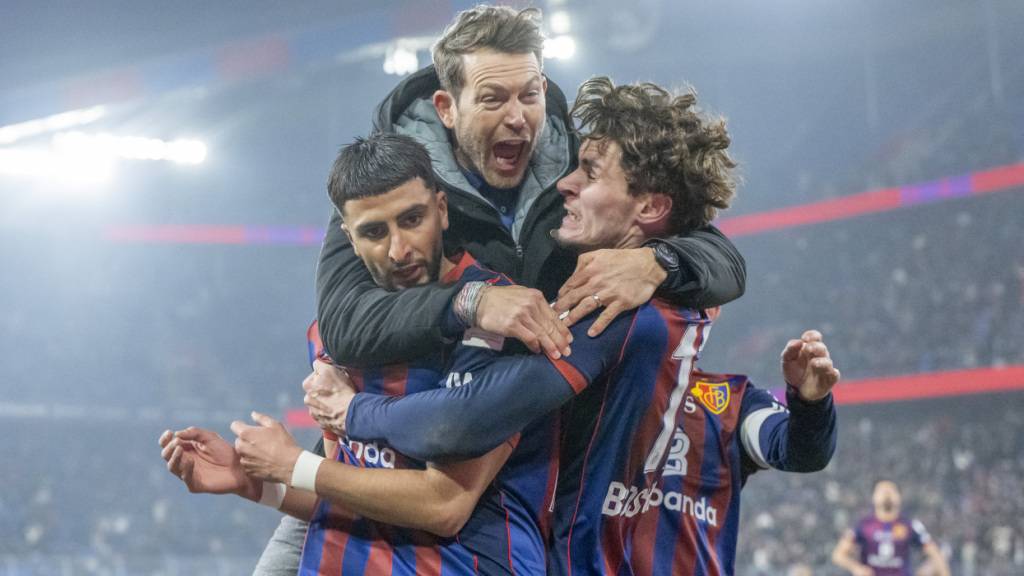 Trainer Stephan Lichtsteiner feiert mit Ibrahim Salah und Moritz Broschinski den Siegtreffer