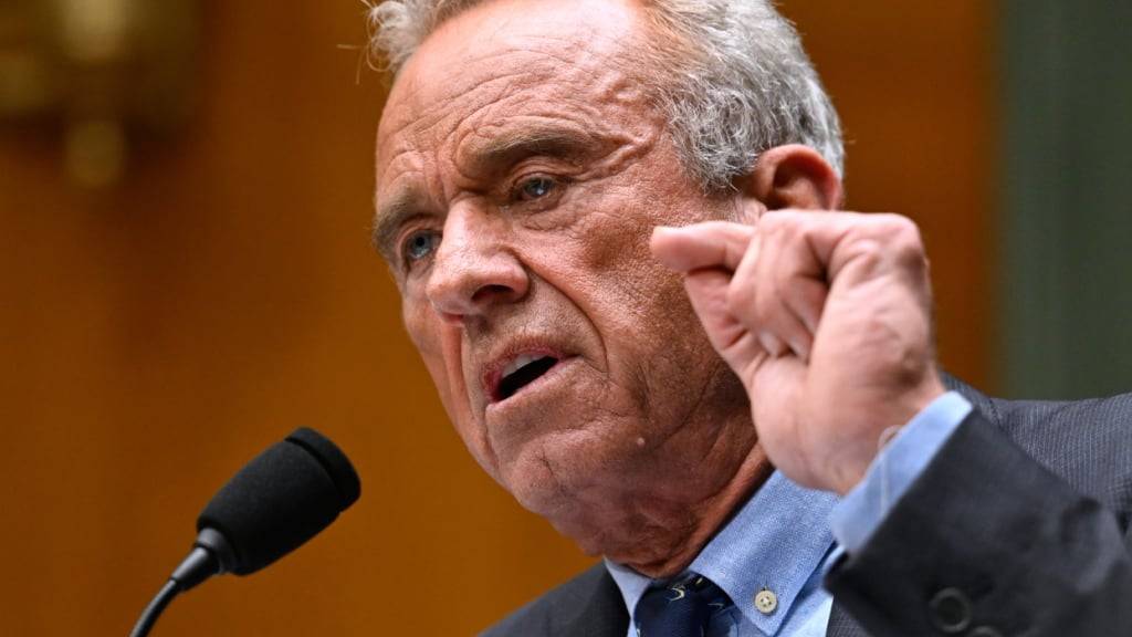 ARCHIV - US-Gesundheitsminister Robert F. Kennedy Jr. spricht vor einem Senatsausschuss für Gesundheit, Bildung, Arbeit und Renten im US-Kapitol in Washington. Foto: John McDonnell/AP/dpa