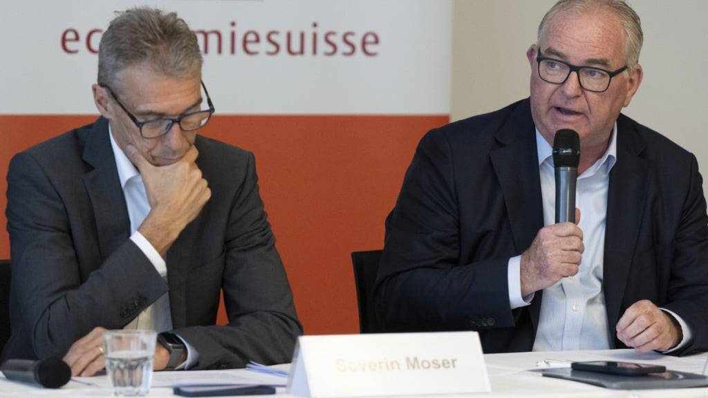 Economiesuisse-Präsident Christoph Mäder (r.) und Severin Moser, Präsident des Schweizerischen Arbeitgeberverbands, sprechen sich vor den Medien in Bern für das Entlastungspaket 27 aus.