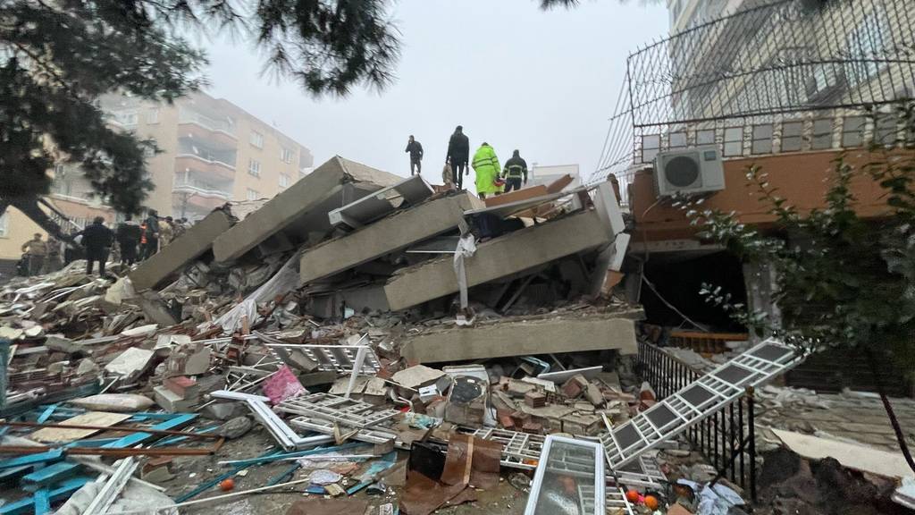 Zahl der Toten nach Erdbeben steigt auf über 1100