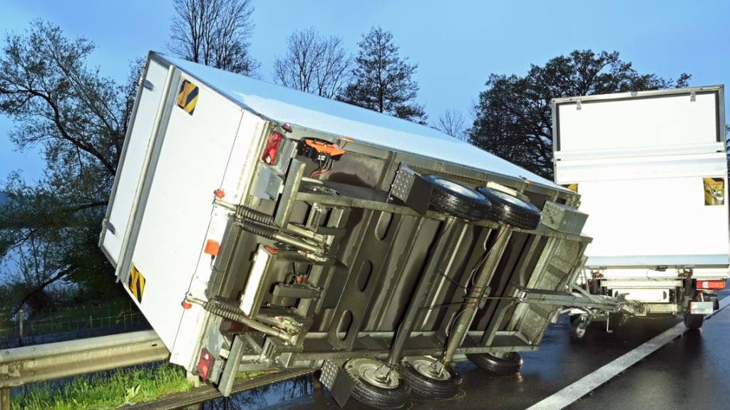 Der Anhänger des Lieferwagens kippte beim Unfall auf die Leitplanke.