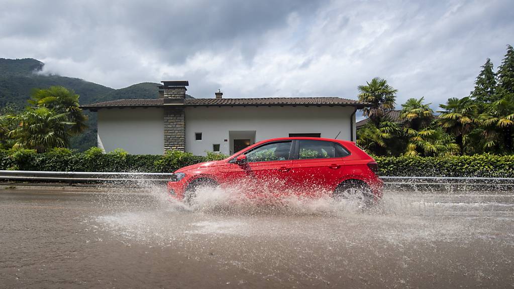 Bereits Ende Juli war es im Tessin zu Überschwemmungen gekommen. Im Bild ein Auto in Melano. (Archivbild)