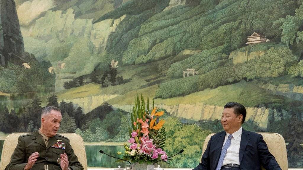 US-Generalstabschef Joseph Dunford (l.) und Chinas Präsident Xi Jinping am Donnerstag in Peking.