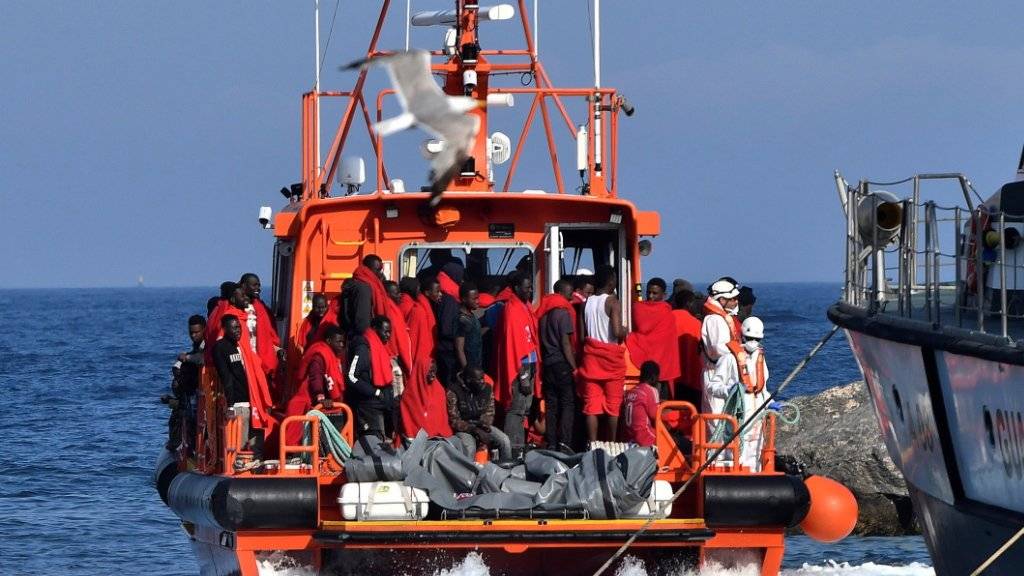 Auf dem Mittelmeer aufgegriffene Flüchtlinge auf einem Schiff des spanischen Seerettungsdienstes beim Hafen von Almeria. (Archivbild)