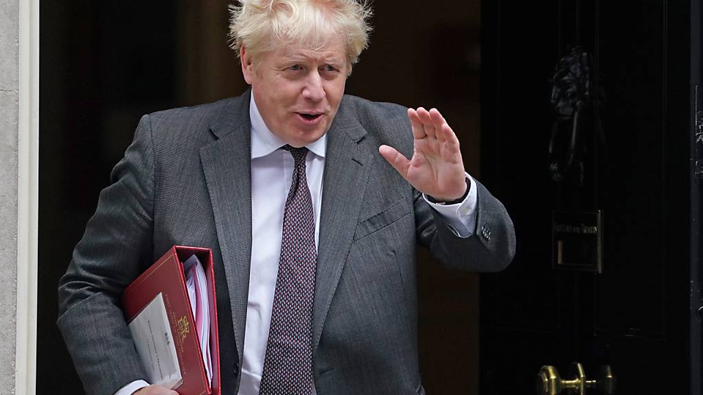 Großbritanniens Premierminister Boris Johnson verlässt 10 Downing Street. In Großbritannien steht laut Nachrichtenagentur PA unter Berufung auf eine «Quelle in der Downing Street» ein Umbau des Kabinetts kurz bevor. Johnson werde demnach noch am Mittwoch einige Minister austauschen. Foto: Victoria Jones/PA Wire/dpa