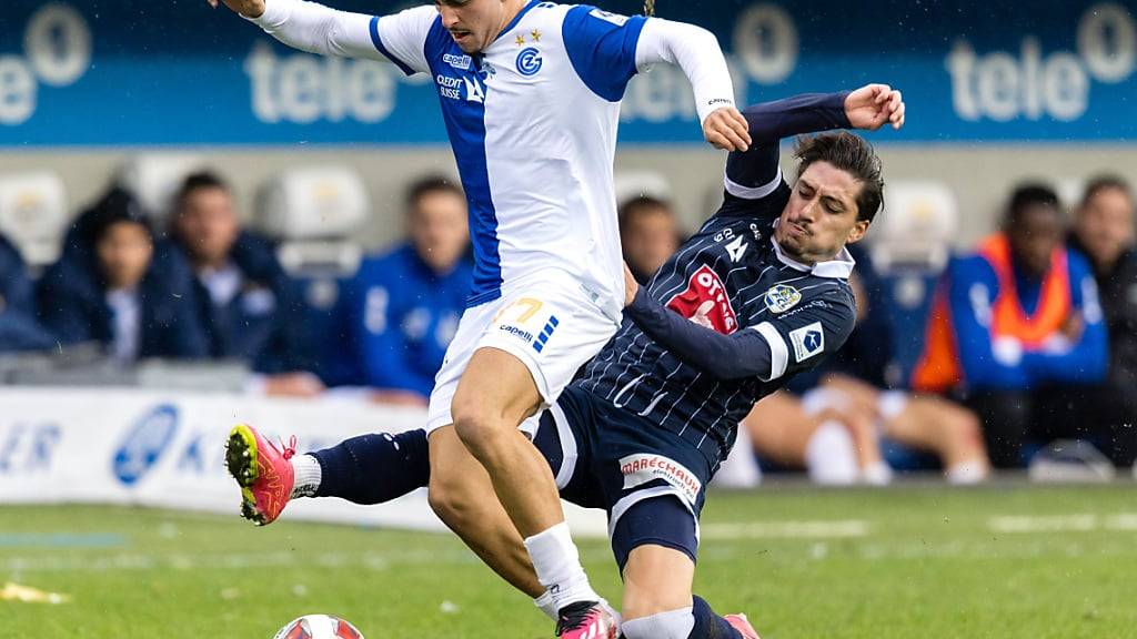 Kevin Spadanuda (rechts) zieht sich im Spiel gegen die Grasshoppers eine Bänderverletzung zu und fällt bis zur Winterpause aus