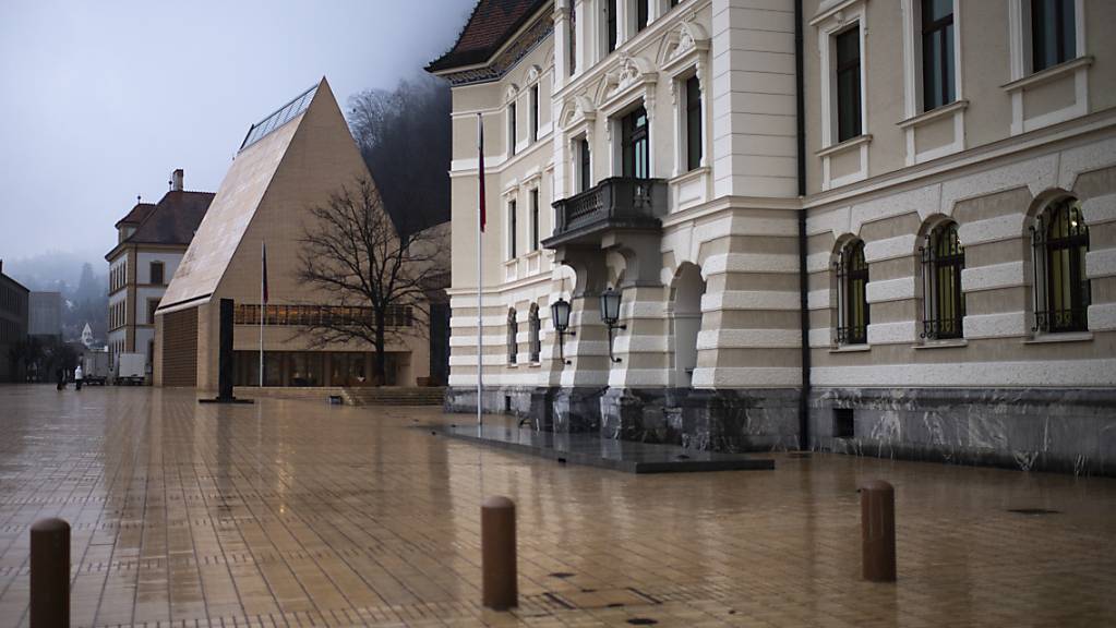 In Liechtenstein werden das Regierungsgebäude (rechts) und die Gebäude der Landesveraltung wieder auf 21 Grad geheizt. (Archivbild)