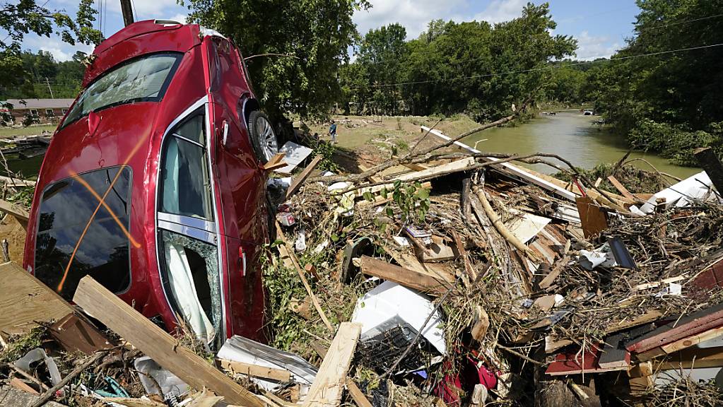 Ein Auto steckt in den Trümmern einer weggespülten Brücke in Waverly, Tennessee.