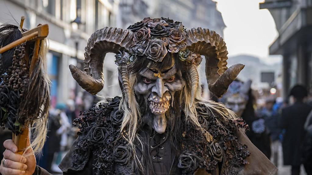 In der Stadt Luzern startete um 14 Uhr der Fritschiumzug der Zunft zu Safran.