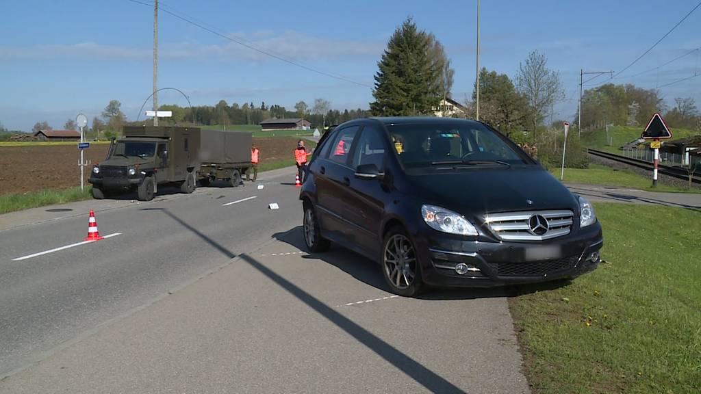Unfall mit Militärfahrzeug in Illnau – Autofahrer (72) mittelschwer verletzt 