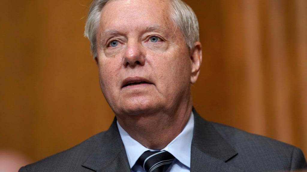 ARCHIV - Der republikanische US-Senator Lindsey Graham rechnet damit, dass Präsident Donald Trump geplante neue Sanktionen gegen Russland unterstützen wird. Foto: Greg Nash/Pool The Hill/AP/dpa
