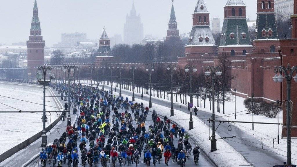 Mit dem Velo quer durch das winterliche Moskau: Mit dieser fröhlichen Parade wollten die Organisatoren zeigen, dass Velo fahren auch im Winter möglich ist.