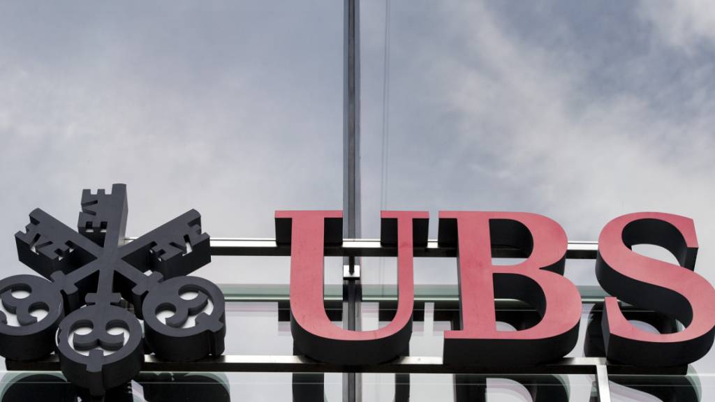UBS passt den Gewinn für 2020 um 72 Millionen Franken nach unten an. (Archiv)