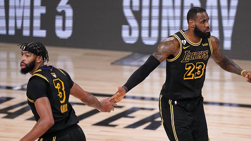 Die beiden Dominatoren der Los Angeles Lakers klatschen sich ab: Anthony Davis (3) und LeBron James (23).