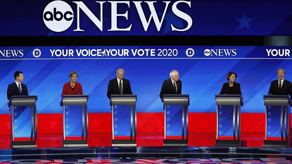 Die Präsidentschaftsbewerber der US-Demokraten haben sich in einer Fernsehdebatte einen Schlagabtausch geliefert.