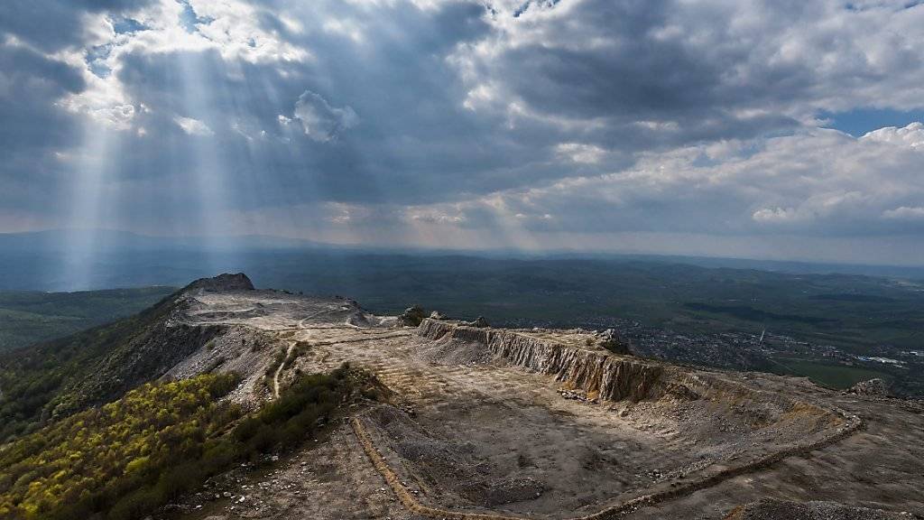 Blick auf eine geschlossene Mine in Ungarn: Milliarden Bäume werden laut der UNO-Umweltbehörde UNEP durch menschliche Nutzung jährlich vernichtet. (Symbolbild)