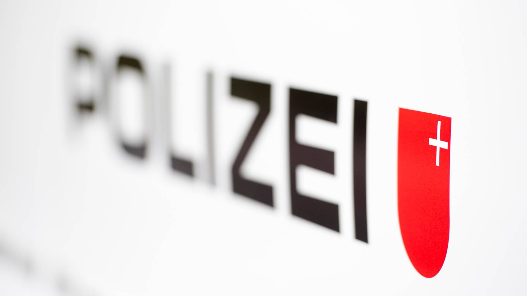 Die Kantonspolizei Schwyz musste wegen einer illegalen Party Ordnungskräfte aufbieten. (Symbolbild)