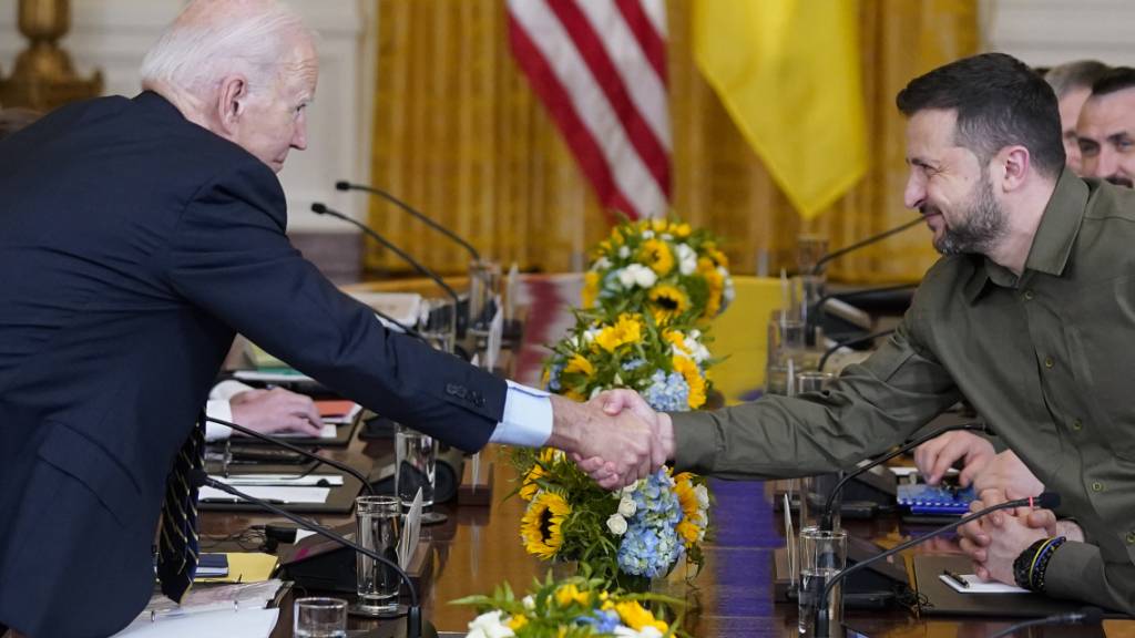 Joe Biden, Präsident der USA, gibt Wolodymyr Selenskyj, Präsident der Ukraine, die Hand, während sie sich im East Room des Weißen Hauses treffen. Foto: Evan Vucci/AP