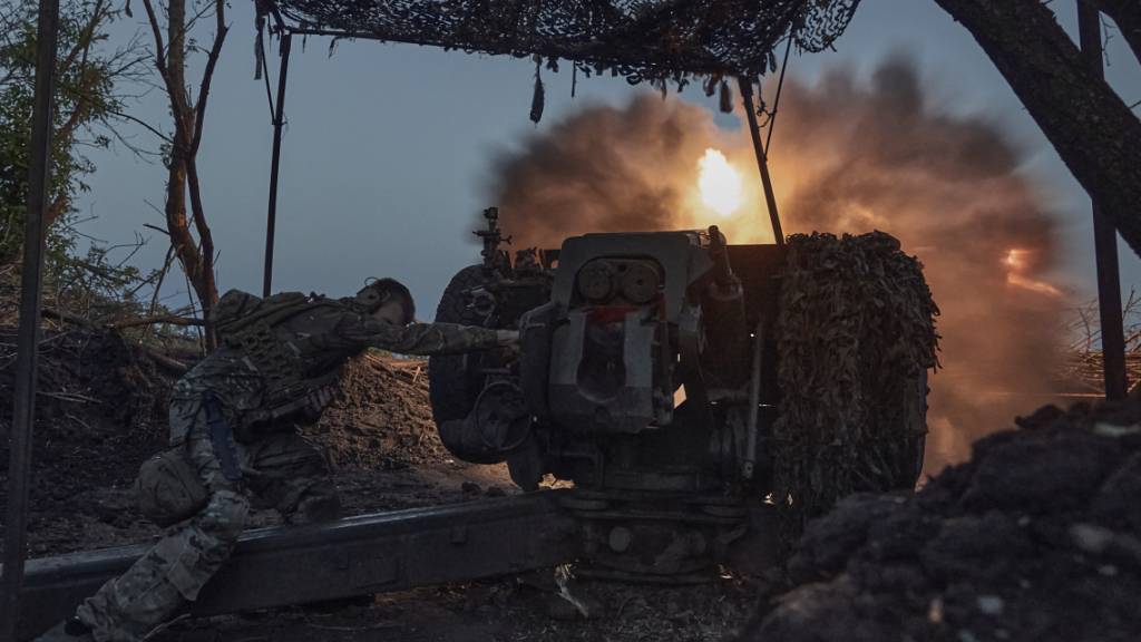 ARCHIV - Ein ukrainischer Soldat der 10. Sturmbrigade Edelweiß feuert die Munition einer D-30-Haubitze auf russische Stellungen an der Frontlinie. Foto: Libkos/AP/dpa