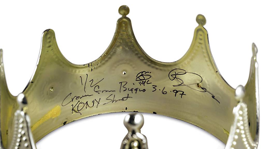 Die Krone, auf der Notorious B.I.G. unterschrieben hat und die er kurz vor seinem Tod trug, ist versteigert worden.