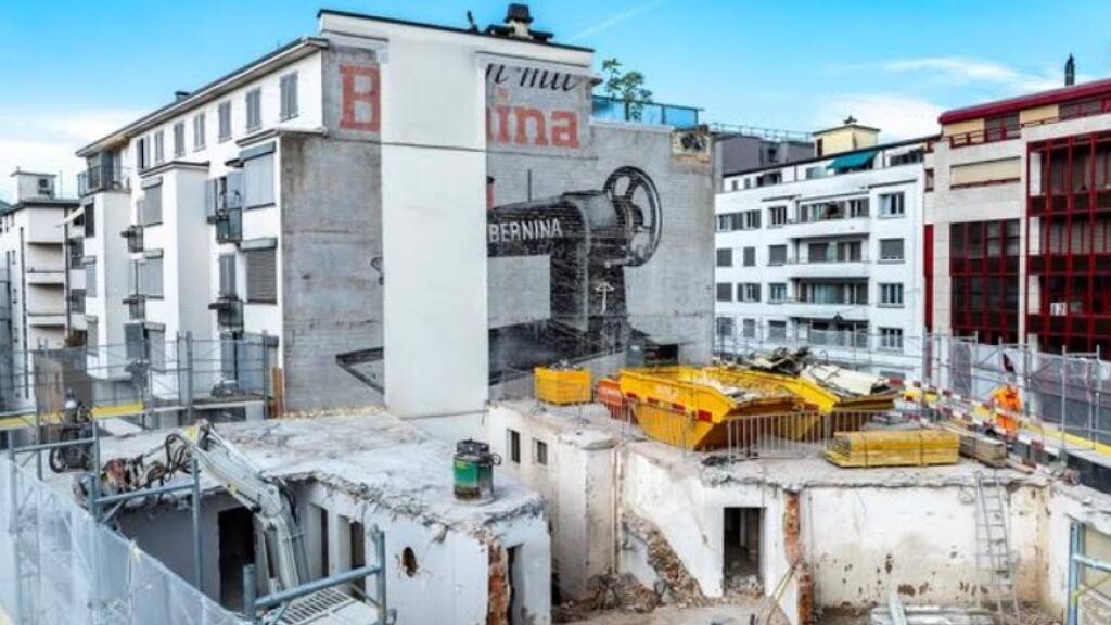 Für eine kurze Zeit ist in Zug eine alte Reklame für Bernina-Nähmaschinen wieder sichtbar.