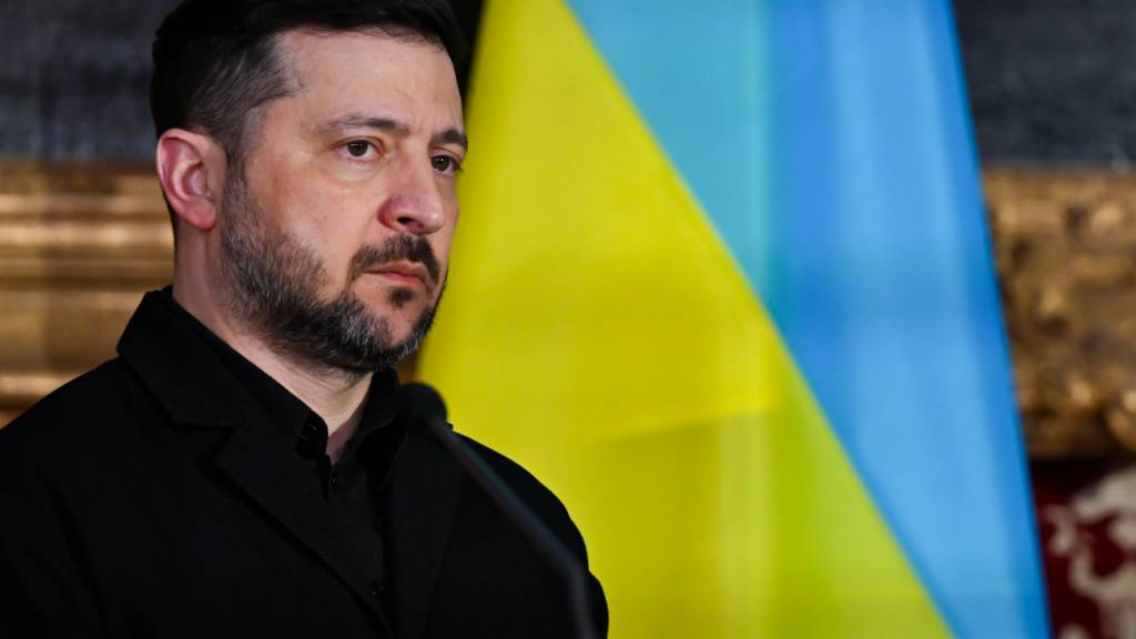 Wolodymyr Selenskyj, Präsident der Ukraine, steht in der Residenz vor der Verleihung des Ewald-von-Kleist-Preis. Der diesjährige Ewald-von-Kleist-Preis wird an das ukrainische Volk vergeben. Foto: Sven Hoppe/dpa