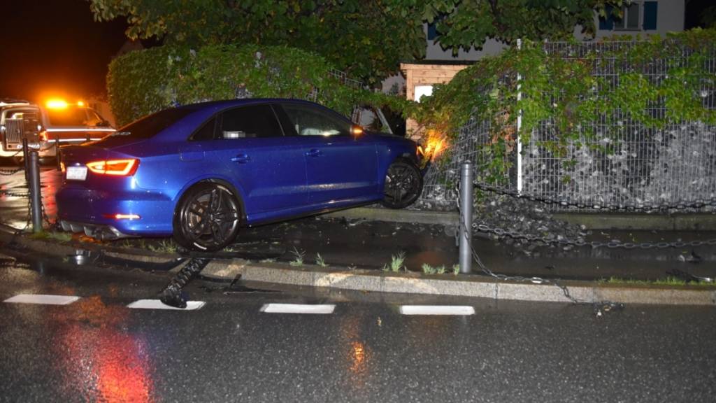 Ein angetrunkener 31-jähriger Mann hat in der Nacht auf Sonntag in Maienfeld mit seinem Auto eine Gartenmauer gerammt. Der Mann blieb unverletzt.