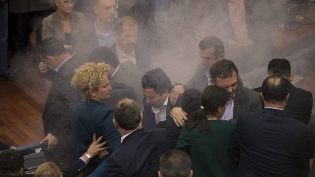 Bereits zum dritten Mal innerhalb eines Monats warfen Abgeordnete der Opposition im Sitzungssaal des Kosovo-Parlaments in Pristina Tränengas. Ausserhalb des Parlaments kam es zu Zusammenstössen von Oppositionsanhängern und der Polizei