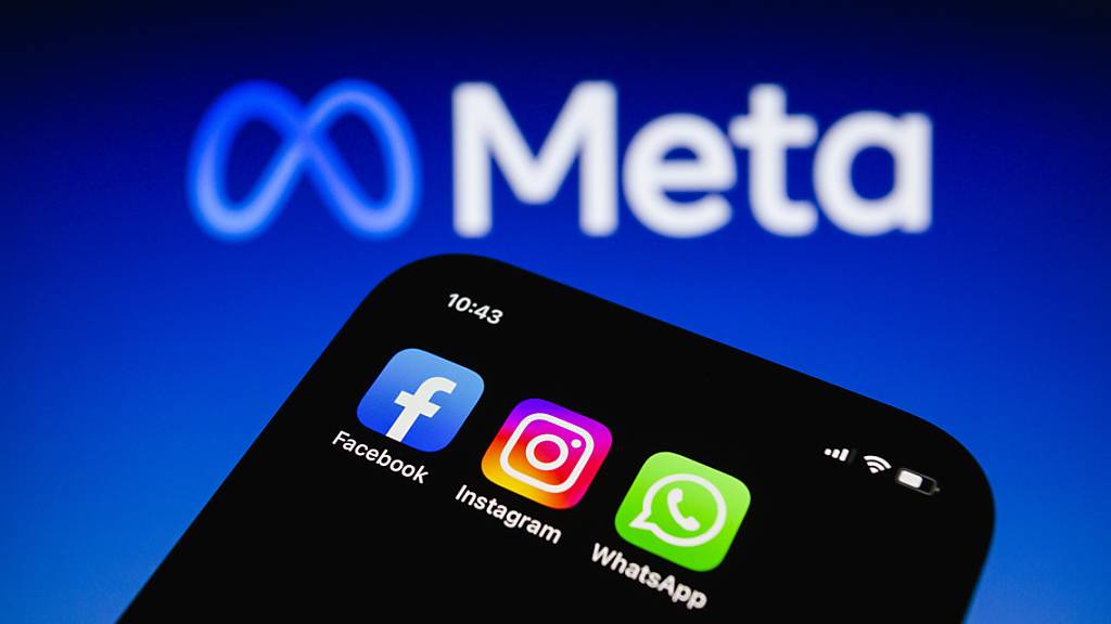 ARCHIV - Die Apps von Facebook, Instagram und WhatsApp sind auf einem Smartphone vor dem Logo von Meta Platforms zu sehen. Meta lˆscht Kommentare zur Unterst ̧tzung der Krawalle in BrasÌlia Foto: Andre M. Chang/ZUMA Press Wire/dpa