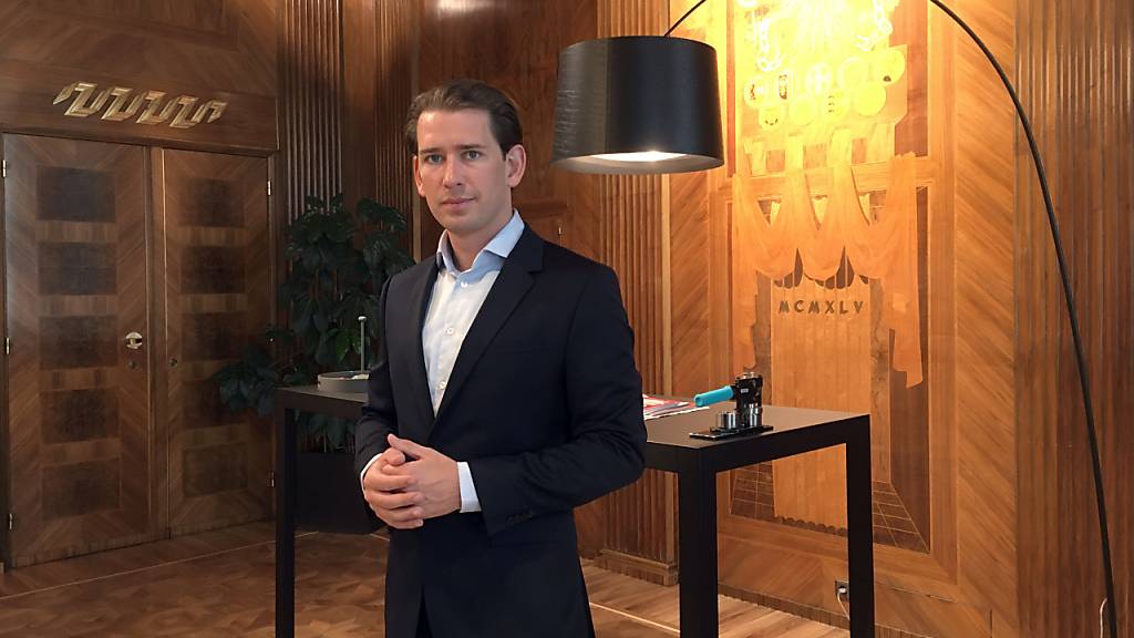 Sebastian Kurz, Bundeskanzler von Österreich, steht in seinem Arbeitszimmer im Kanzleramt in Wien.