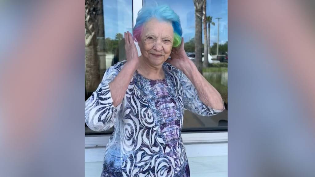 «Giggel-Grosi» kriegt ihre Haare von Enkelin gefärbt – Internet dreht durch